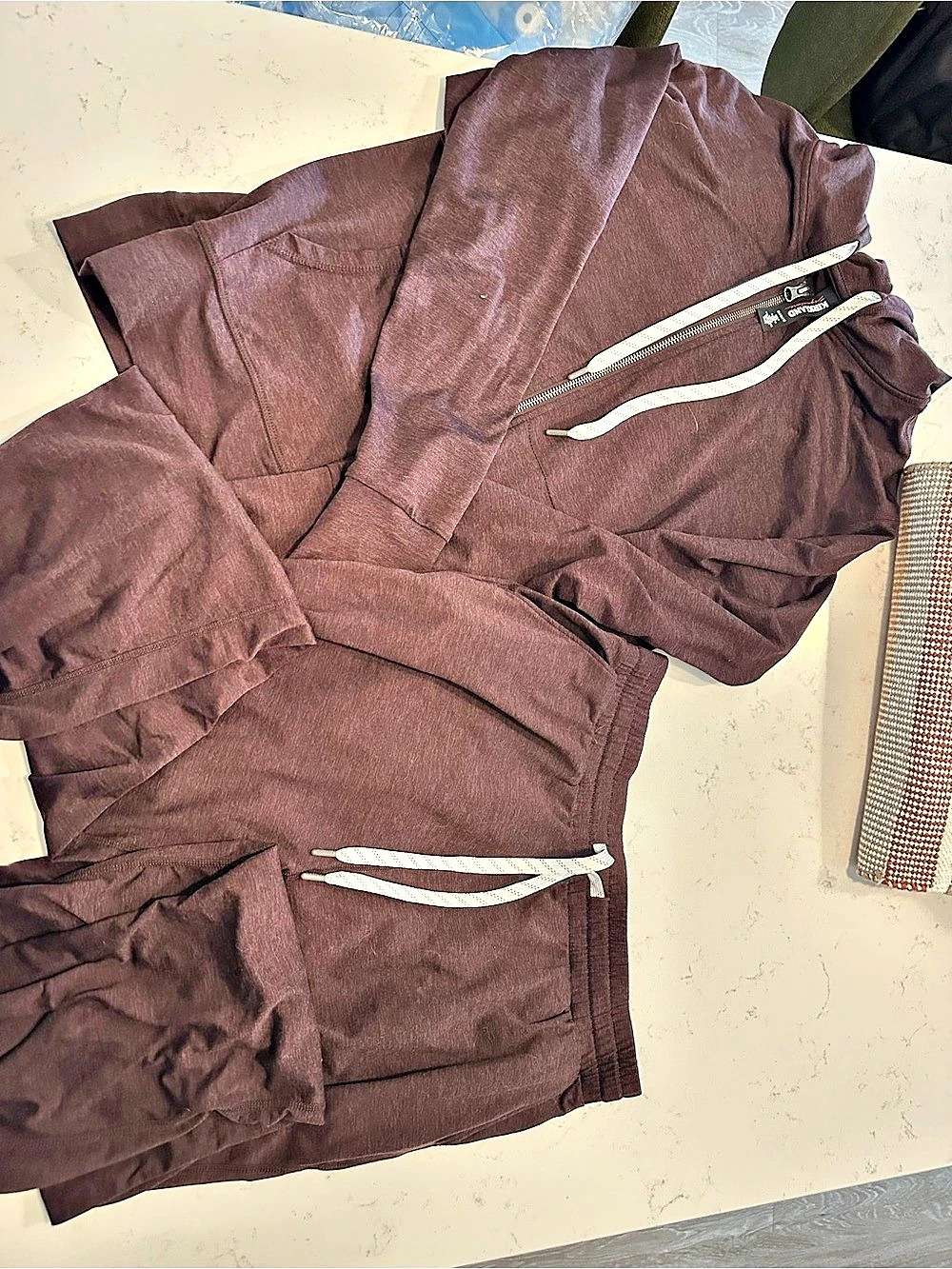 Kirkland Signature Performance Jogger Pants in Brown Size Medium